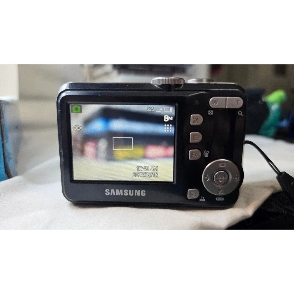 Samsung S860 Compact Digital Camera 2GB SD Card (Screen Blur)